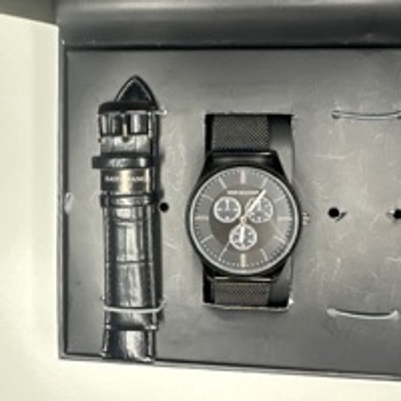 Men's Van Heusen Black Watch - Picture 2 of 3